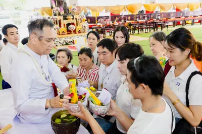 ภาพบรรยากาศพิธีบูชาครู-ครอบครูบูรพาจารย์ วัดจุฬามณี วันพฤหัสบดีที่ ๒๐ สิงหาคม ๒๕๖๙ — ภาพที่ 142