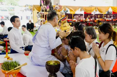 ภาพบรรยากาศพิธีบูชาครู-ครอบครูบูรพาจารย์ วัดจุฬามณี วันพฤหัสบดีที่ ๒๐ สิงหาคม ๒๕๖๙ — ภาพที่ 143