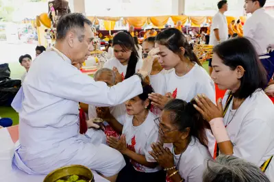 ภาพบรรยากาศพิธีบูชาครู-ครอบครูบูรพาจารย์ วัดจุฬามณี วันพฤหัสบดีที่ ๒๐ สิงหาคม ๒๕๖๙ — ภาพที่ 174