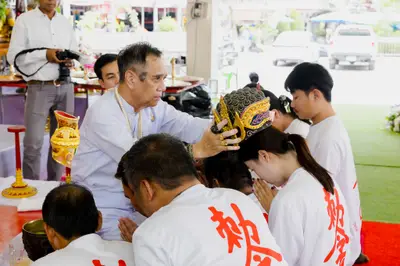ภาพบรรยากาศพิธีบูชาครู-ครอบครูบูรพาจารย์ วัดจุฬามณี วันพฤหัสบดีที่ ๒๐ สิงหาคม ๒๕๖๙ — ภาพที่ 175