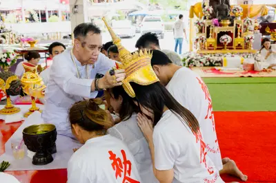 ภาพบรรยากาศพิธีบูชาครู-ครอบครูบูรพาจารย์ วัดจุฬามณี วันพฤหัสบดีที่ ๒๐ สิงหาคม ๒๕๖๙ — ภาพที่ 180
