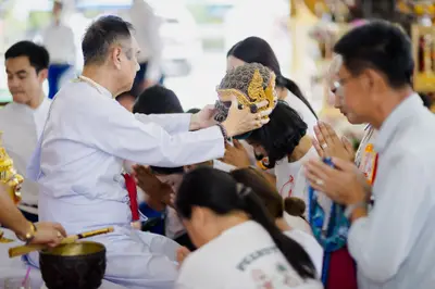 ภาพบรรยากาศพิธีบูชาครู-ครอบครูบูรพาจารย์ วัดจุฬามณี วันพฤหัสบดีที่ ๒๐ สิงหาคม ๒๕๖๙ — ภาพที่ 191