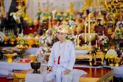 ภาพบรรยากาศพิธีบูชาครู-ครอบครูบูรพาจารย์ วัดจุฬามณี วันพฤหัสบดีที่ ๒๐ สิงหาคม ๒๕๖๙ — ภาพที่ 213