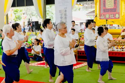 ภาพบรรยากาศพิธีบูชาครู-ครอบครูบูรพาจารย์ วัดจุฬามณี วันพฤหัสบดีที่ ๒๐ สิงหาคม ๒๕๖๙ — ภาพที่ 221