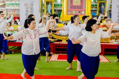 ภาพบรรยากาศพิธีบูชาครู-ครอบครูบูรพาจารย์ วัดจุฬามณี วันพฤหัสบดีที่ ๒๐ สิงหาคม ๒๕๖๙ — ภาพที่ 225