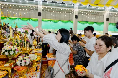 ภาพบรรยากาศพิธีบูชาครู-ครอบครูบูรพาจารย์ วัดจุฬามณี วันพฤหัสบดีที่ ๒๐ สิงหาคม ๒๕๖๙ — ภาพที่ 240