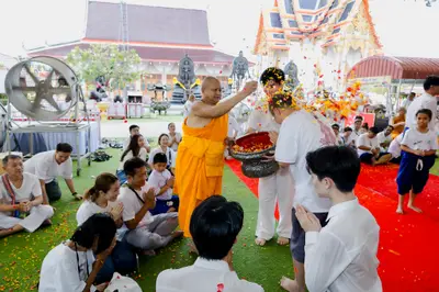 ภาพบรรยากาศพิธีบูชาครู-ครอบครูบูรพาจารย์ วัดจุฬามณี วันพฤหัสบดีที่ ๒๐ สิงหาคม ๒๕๖๙ — ภาพที่ 247