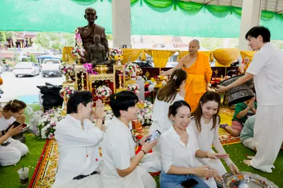 ภาพบรรยากาศพิธีบูชาครู-ครอบครูบูรพาจารย์ วัดจุฬามณี วันพฤหัสบดีที่ ๒๐ สิงหาคม ๒๕๖๙ — ภาพที่ 249