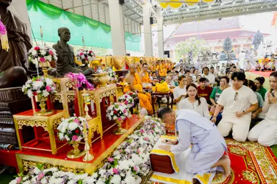ภาพบรรยากาศพิธีบูชาครู-ครอบครูบูรพาจารย์ วัดจุฬามณี วันพฤหัสบดีที่ ๒๐ สิงหาคม ๒๕๖๙ — ภาพที่ 250