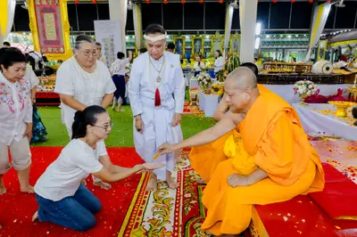 ภาพบรรยากาศพิธีบูชาครู-ครอบครูบูรพาจารย์ วัดจุฬามณี วันพฤหัสบดีที่ ๒๐ สิงหาคม ๒๕๖๙ — ภาพที่ 251
