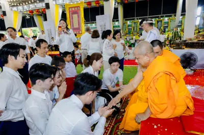 ภาพบรรยากาศพิธีบูชาครู-ครอบครูบูรพาจารย์ วัดจุฬามณี วันพฤหัสบดีที่ ๒๐ สิงหาคม ๒๕๖๙ — ภาพที่ 255