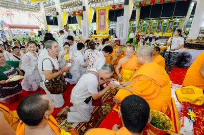 ภาพบรรยากาศพิธีบูชาครู-ครอบครูบูรพาจารย์ วัดจุฬามณี วันพฤหัสบดีที่ ๒๐ สิงหาคม ๒๕๖๙ — ภาพที่ 276