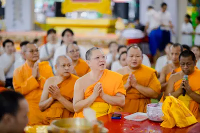 ภาพบรรยากาศพิธีบูชาครู-ครอบครูบูรพาจารย์ วัดจุฬามณี วันพฤหัสบดีที่ ๒๐ สิงหาคม ๒๕๖๙ — ภาพที่ 284