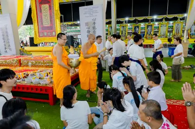 ภาพบรรยากาศพิธีบูชาครู-ครอบครูบูรพาจารย์ วัดจุฬามณี วันพฤหัสบดีที่ ๒๐ สิงหาคม ๒๕๖๙ — ภาพที่ 296