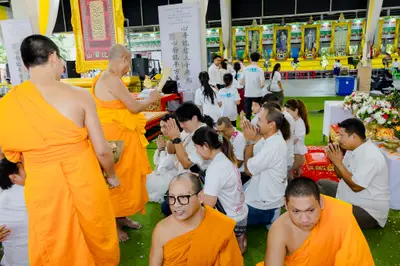 ภาพบรรยากาศพิธีบูชาครู-ครอบครูบูรพาจารย์ วัดจุฬามณี วันพฤหัสบดีที่ ๒๐ สิงหาคม ๒๕๖๙ — ภาพที่ 297