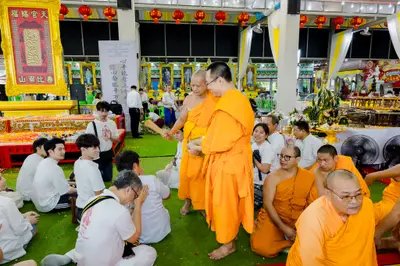 ภาพบรรยากาศพิธีบูชาครู-ครอบครูบูรพาจารย์ วัดจุฬามณี วันพฤหัสบดีที่ ๒๐ สิงหาคม ๒๕๖๙ — ภาพที่ 298