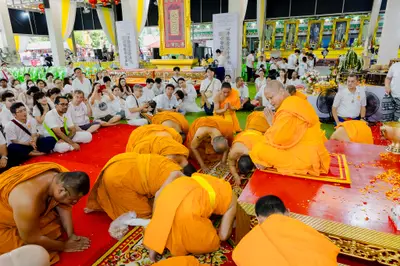 ภาพบรรยากาศพิธีบูชาครู-ครอบครูบูรพาจารย์ วัดจุฬามณี วันพฤหัสบดีที่ ๒๐ สิงหาคม ๒๕๖๙ — ภาพที่ 300