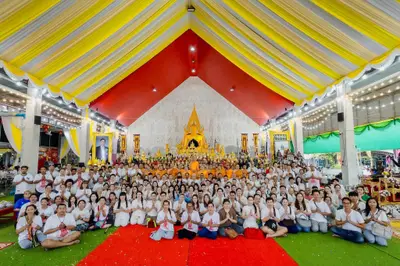 ภาพหมู่คณะสงฆ์และคณะศิษยานุศิษย์ ในพิธีบูชาครู-ครอบครูบูรพาจารย์ วัดจุฬามณี วันพฤหัสบดีที่ ๒๐ สิงหาคม ๒๕๖๙