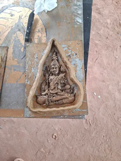 การจัดสร้างระฆังสำริด ๔ เทพ วัดจุฬามณี — ปั้นต้นแบบรูปเทพและซุ้มเรือนแก้ว แล้วถอดแม่พิมพ์ (ภาพที่ 3)