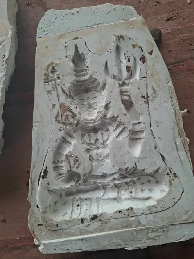 การจัดสร้างระฆังสำริด ๔ เทพ วัดจุฬามณี — ปั้นต้นแบบรูปเทพและซุ้มเรือนแก้ว แล้วถอดแม่พิมพ์ (ภาพที่ 8)