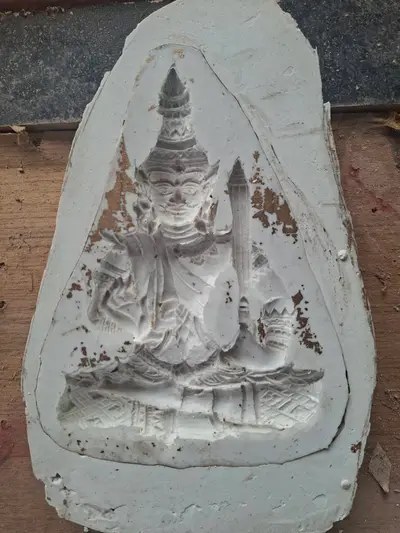 การจัดสร้างระฆังสำริด ๔ เทพ วัดจุฬามณี — ปั้นต้นแบบรูปเทพและซุ้มเรือนแก้ว แล้วถอดแม่พิมพ์ (ภาพที่ 10)