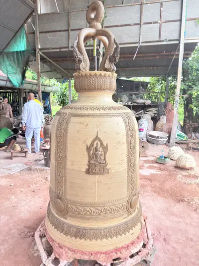 การจัดสร้างระฆังสำริด ๔ เทพ วัดจุฬามณี — หุ่นต้นแบบองค์ระฆังและลวดลายประดับ (ภาพที่ 14)
