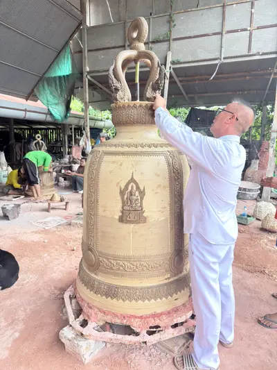 การจัดสร้างระฆังสำริด ๔ เทพ วัดจุฬามณี — หลวงพ่ออิฏฐ์ตรวจความคืบหน้า ณ โรงหล่อ (ภาพที่ 26)