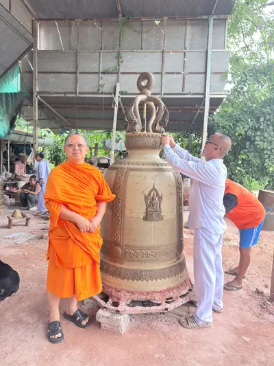 การจัดสร้างระฆังสำริด ๔ เทพ วัดจุฬามณี — หลวงพ่ออิฏฐ์ตรวจความคืบหน้า ณ โรงหล่อ (ภาพที่ 27)