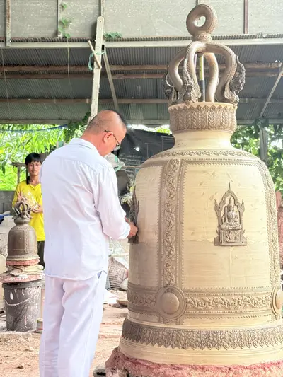 การจัดสร้างระฆังสำริด ๔ เทพ วัดจุฬามณี — หลวงพ่ออิฏฐ์ตรวจความคืบหน้า ณ โรงหล่อ (ภาพที่ 28)