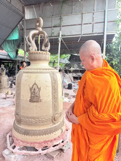 การจัดสร้างระฆังสำริด ๔ เทพ วัดจุฬามณี — หลวงพ่ออิฏฐ์ตรวจความคืบหน้า ณ โรงหล่อ (ภาพที่ 29)