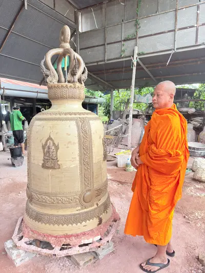 การจัดสร้างระฆังสำริด ๔ เทพ วัดจุฬามณี — หลวงพ่ออิฏฐ์ตรวจความคืบหน้า ณ โรงหล่อ (ภาพที่ 30)