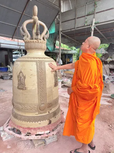 การจัดสร้างระฆังสำริด ๔ เทพ วัดจุฬามณี — หลวงพ่ออิฏฐ์ตรวจความคืบหน้า ณ โรงหล่อ (ภาพที่ 31)