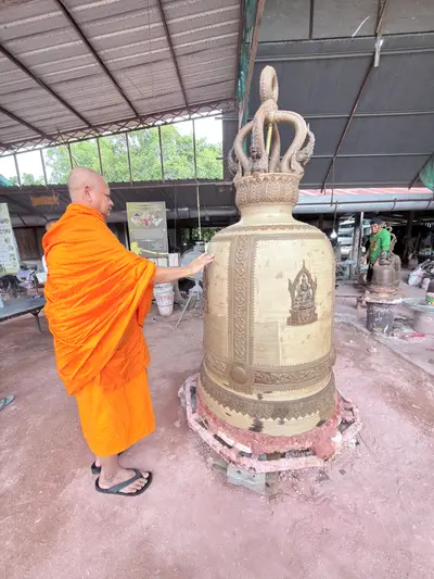 การจัดสร้างระฆังสำริด ๔ เทพ วัดจุฬามณี — หลวงพ่ออิฏฐ์ตรวจความคืบหน้า ณ โรงหล่อ (ภาพที่ 32)
