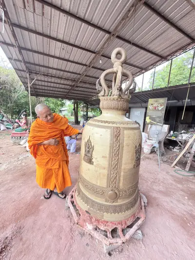 การจัดสร้างระฆังสำริด ๔ เทพ วัดจุฬามณี — หลวงพ่ออิฏฐ์ตรวจความคืบหน้า ณ โรงหล่อ (ภาพที่ 33)