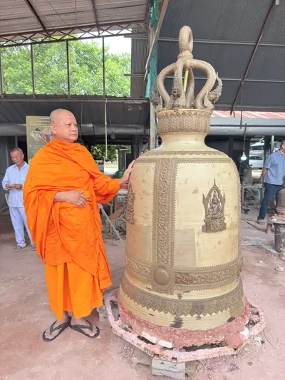 การจัดสร้างระฆังสำริด ๔ เทพ วัดจุฬามณี — หลวงพ่ออิฏฐ์ตรวจความคืบหน้า ณ โรงหล่อ (ภาพที่ 35)