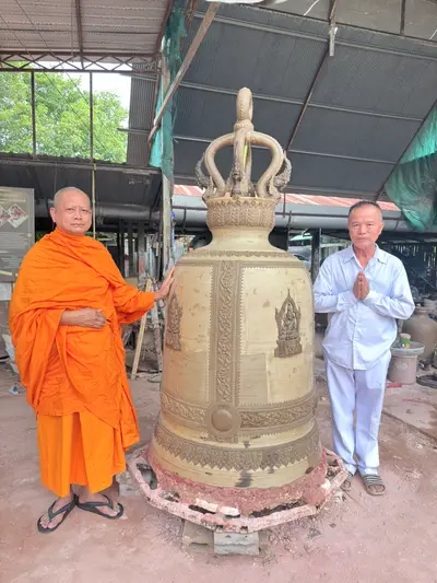การจัดสร้างระฆังสำริด ๔ เทพ วัดจุฬามณี — หลวงพ่ออิฏฐ์ตรวจความคืบหน้า ณ โรงหล่อ (ภาพที่ 36)