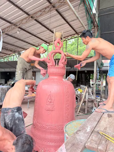การจัดสร้างระฆังสำริด ๔ เทพ วัดจุฬามณี — พอกดินทำแม่พิมพ์เตรียมเททอง (ภาพที่ 38)