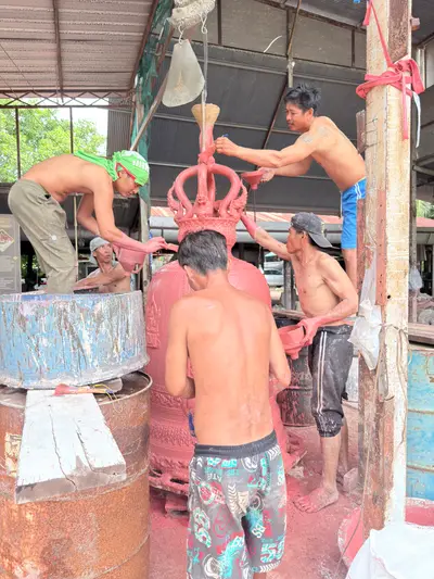 การจัดสร้างระฆังสำริด ๔ เทพ วัดจุฬามณี — พอกดินทำแม่พิมพ์เตรียมเททอง (ภาพที่ 39)