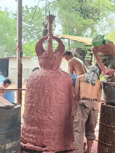 การจัดสร้างระฆังสำริด ๔ เทพ วัดจุฬามณี — พอกดินทำแม่พิมพ์เตรียมเททอง (ภาพที่ 40)