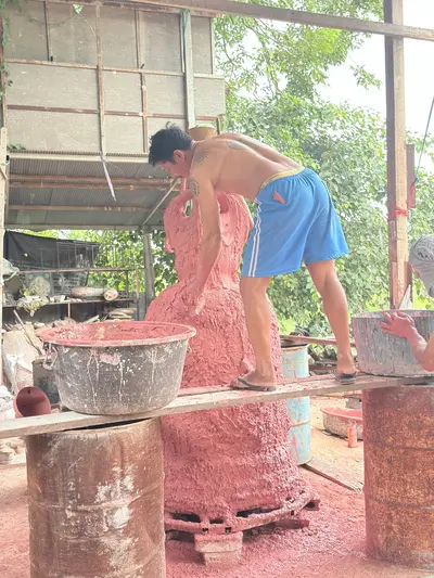 การจัดสร้างระฆังสำริด ๔ เทพ วัดจุฬามณี — พอกดินทำแม่พิมพ์เตรียมเททอง (ภาพที่ 41)