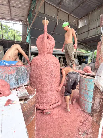 การจัดสร้างระฆังสำริด ๔ เทพ วัดจุฬามณี — พอกดินทำแม่พิมพ์เตรียมเททอง (ภาพที่ 42)