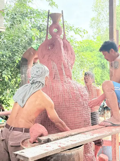 การจัดสร้างระฆังสำริด ๔ เทพ วัดจุฬามณี — พอกดินทำแม่พิมพ์เตรียมเททอง (ภาพที่ 44)