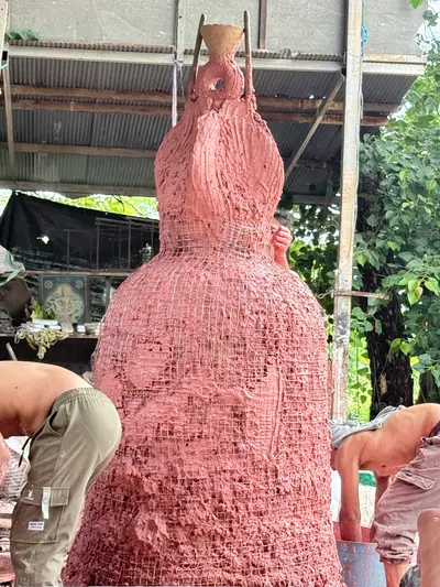 การจัดสร้างระฆังสำริด ๔ เทพ วัดจุฬามณี — พอกดินทำแม่พิมพ์เตรียมเททอง (ภาพที่ 45)