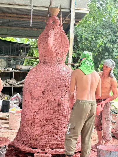 การจัดสร้างระฆังสำริด ๔ เทพ วัดจุฬามณี — พอกดินทำแม่พิมพ์เตรียมเททอง (ภาพที่ 46)