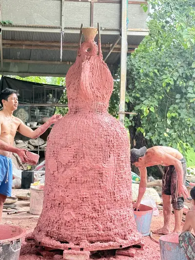 การจัดสร้างระฆังสำริด ๔ เทพ วัดจุฬามณี — พอกดินทำแม่พิมพ์เตรียมเททอง (ภาพที่ 47)
