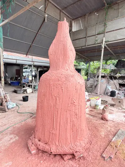 การจัดสร้างระฆังสำริด ๔ เทพ วัดจุฬามณี — พอกดินทำแม่พิมพ์เตรียมเททอง (ภาพที่ 48)