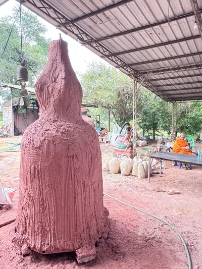การจัดสร้างระฆังสำริด ๔ เทพ วัดจุฬามณี — พอกดินทำแม่พิมพ์เตรียมเททอง (ภาพที่ 49)