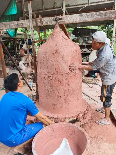 การจัดสร้างระฆังสำริด ๔ เทพ วัดจุฬามณี — พอกดินทำแม่พิมพ์เตรียมเททอง (ภาพที่ 50)