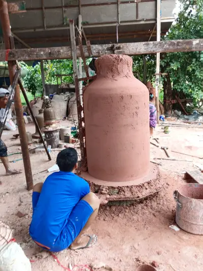 การจัดสร้างระฆังสำริด ๔ เทพ วัดจุฬามณี — พอกดินทำแม่พิมพ์เตรียมเททอง (ภาพที่ 51)