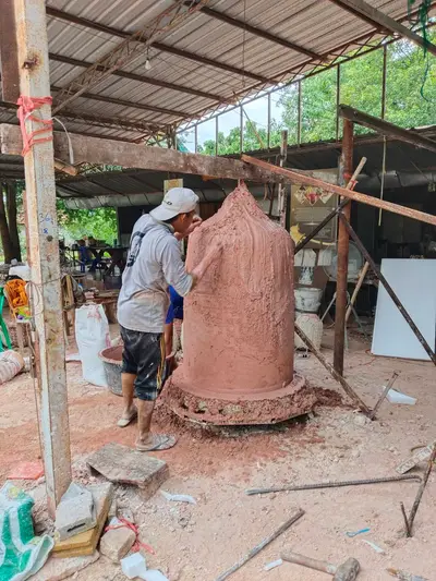 การจัดสร้างระฆังสำริด ๔ เทพ วัดจุฬามณี — พอกดินทำแม่พิมพ์เตรียมเททอง (ภาพที่ 52)